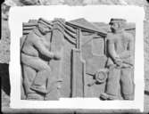 Relief med järnvägsarbetare av skulptören William Marklund