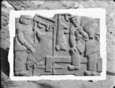 Relief med slaktare av skulptören William Marklund