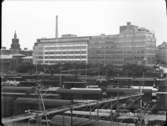 Hedlunds industribygge, Norra stationsgatan 75-77, Stockholm
Och framför huset bangården med tåg
Exteriör