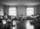 Truppförbandsjukhus, Skövde garnison
Sjuksal med sex bäddar med personal och patienter
Interiör