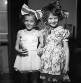 Barnkalas med maskerad
Två flickor