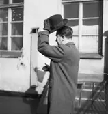 Herrkläder
En man lyfter på hatten i en hälsning