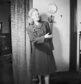 Damkläder
Kvinna med hatt och kappa