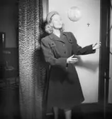 Damkläder
Kvinna med hatt och kappa