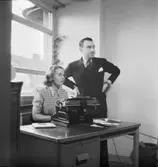 Herrkläder
Man och kvinna vid skrivmaskin