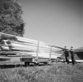 Öster Ledinge sågverk
Personal skjuter på vagn med plank
Exteriör
