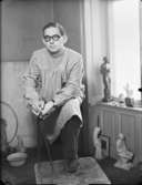 Porträtt av skulptören Bengt Lundkvist i sin ateljé
Interiör