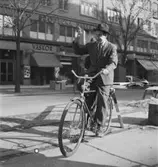 Man på Crescentcykel vid Sveavägen 86
Exteriör