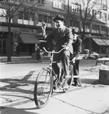 Man på Crescentcykel vid Sveavägen 86
Exteriör