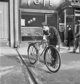 Man vid Crescentcykel framför parfymeriet Voté och Twilfit
Exteriör