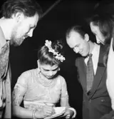 Den indiske dansaren Ram Gopals dansensemble
En kvinnlig dansare i samtal med dansaren Birgit Åkesson, skulptören Egon Möller-Nielsen och ytterligare en man