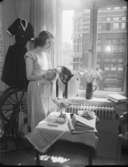 Textilutställning
Kvinna med tyg i handen i en syateljé
Interiör