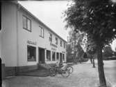 Konsum, södra Sverige
Två barn sitter på en cykel och väntar
Exteriör