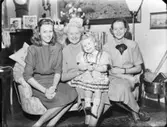 Gruppbild familj
Tre kvinnor och en flicka
Interiör