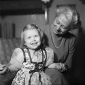 En äldre kvinna och en flicka
Interiör