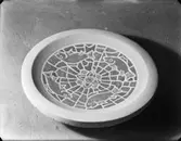 Keramiskt fat med dekor av fiskar