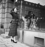 Modebild
Kvinna med dräkt, Hamngatan i Stockholm