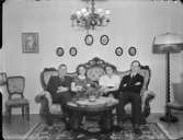 Grupporträtt av direktör Hjalmar Sandberg med familj, Sala
Interiör