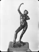 Skulptur av konstnären Edgar Degas
Kvinna