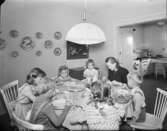 Villa, Djursholm
Kök med en kvinna och sex barn som äter
Interiör