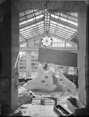 Konstnären Egon Møller-Nielsens lekskulptur Tuffsen med barn