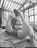 Konstnären Egon Møller-Nielsens lekskulptur Tuffsen med barn