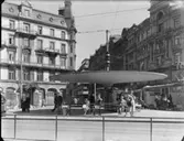 Svampen på Stureplan, Stockholm
Män, kvinnor och barn i väntan på spårvagnen
Exteriör