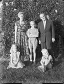 Gruppbild
Familj med tre barn och papegoja