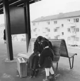 Västra tunnelbanan, tunnelbanebänk med kvinna och barn.