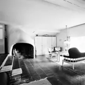 Stennäs
Vardagsrum med öppen spis till vänster
Interiör