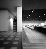 Sporthall
Interiör av bowlinghall, sedd från sidan med banorna i fonden