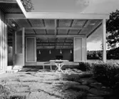 Gustaf Lettströms sommarhus, Sköldnora gård
Uteplats under utskjutande skärmtak
Exteriör