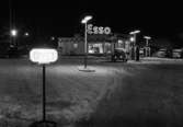Esso bensinstation
Kvällsbild med öppetskylt
Exteriör