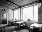 Skola
Interiör, bord med pallar vid stort fönster