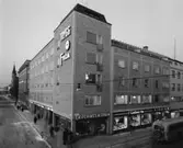 Butikscentrum
Exteriör, butikscentrum med hotell. Fasader som vetter mot gata