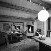 Ingenjör Lidströms hus
Interiör, vardagsrum med öppen spis och soffgrupp