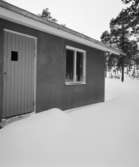Villaområde i Luleå
Exteriör, detalj av villafasad med entrédörr i snölandskap
