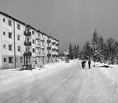 Bostadsområde
Exteriör, flerbostadshus vid väg i snölandskap.