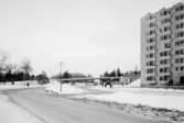 Flerbostadshus
Exteriör mot väg. Vinterbild