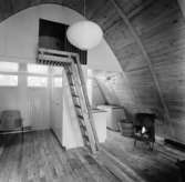 Friluftshydda
Interiör, rum med rund takform och stege upp till loft