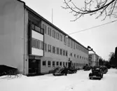 Tele- och posthus
Exteriör, fasad mot snötäckt gata med bilar