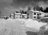Villaområde, Sköndal
Exteriör, ljusa villor med solbelyst snötäcke i förgrunden