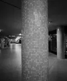 Gång med mosaikbeklädda pelare
Interiör, gång till tåg