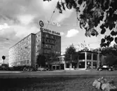 Butiks- och kontorshus för Scania bilar
Exteriör, trädgren i förgrunden