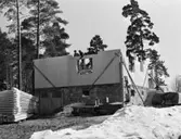 Siporexvilla i Långsjön
Exteriör. Villa under resning, soligt vinterlandskap med höga tallar.
