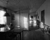 villa Vilson
Interiör, vardagsrum med skärmvägg, matbord i förgrunden. Solljus genom fönstret.