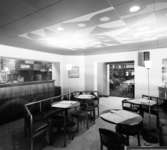 Restaurang Bäckahästen
Interiör, bar med små runda bord och bardisk.