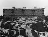 Ytongbygge
Exteriör, ytongbygge. Byggnad högst upp på berg med snö i bergsskrevorna