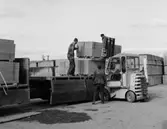 Borensberg, Ytong
Exteriör, män lastar lådor