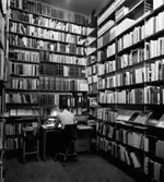 Interiör, böcker i hyllsystem